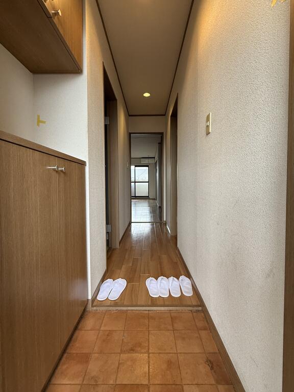 玄関　※別号室の参考写真となります。