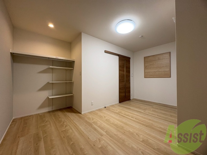 その他部屋・スペース　洋室を別角度から撮影しました。開放感がありますよね。