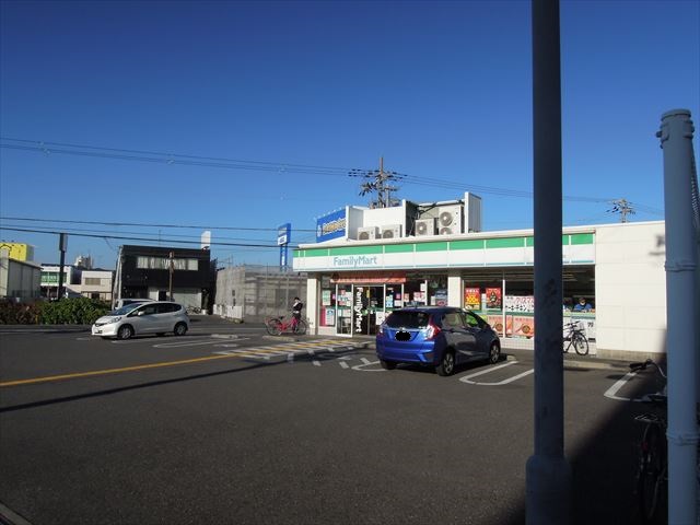 コンビニ　ファミリーマート（コンビニ）まで574m
