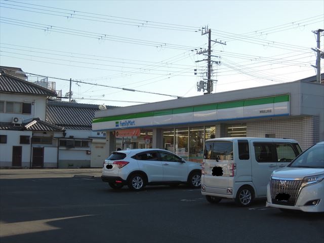 コンビニ　ファミリーマート（コンビニ）まで902m