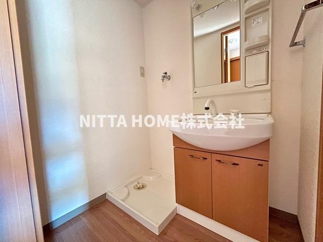 洗面設備　シャワー付きの洗面台朝の準備も楽々です♪