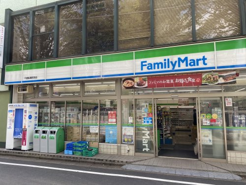 コンビニ　ファミリーマート千歳船橋駅南店（コンビニ）まで211m