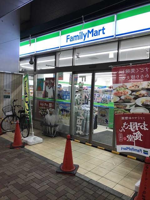 コンビニ　ファミリーマート千歳船橋駅前店（コンビニ）まで495m