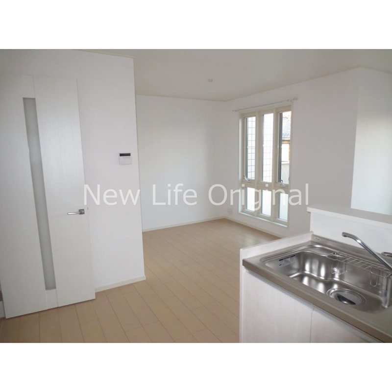 居室・リビング　白を基調とした明るいお部屋で、インテリアが映えます☆