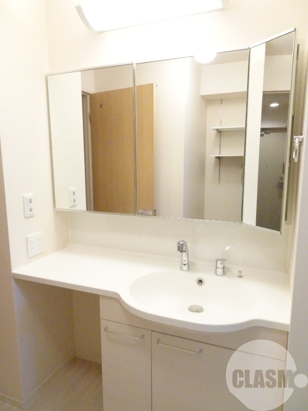 洗面設備　鏡の大きなシャンプードレッサー♪