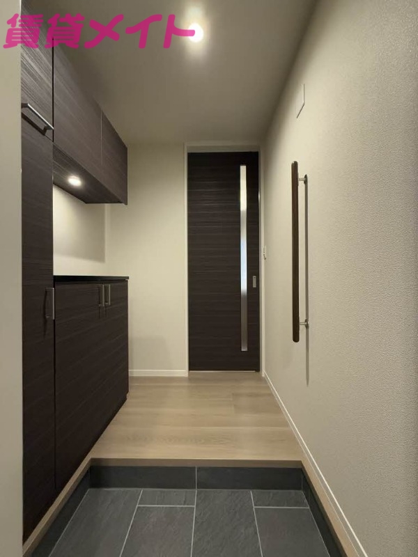 玄関　同物件別部屋のお写真です。