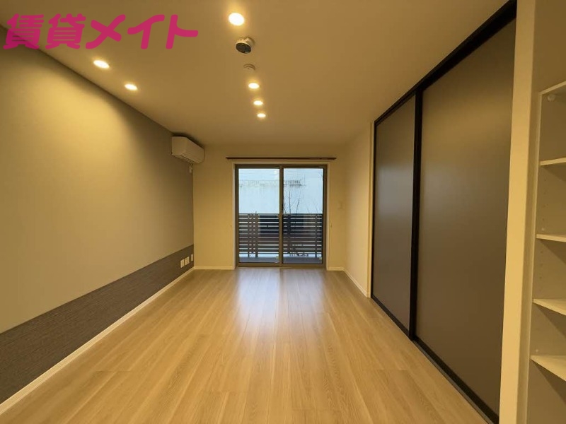 居室・リビング　同物件別部屋のお写真です。