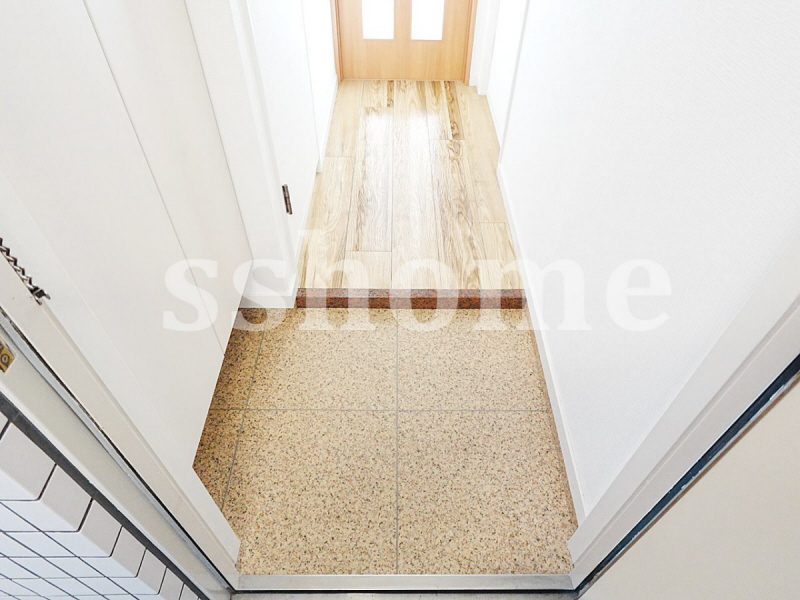 玄関　下駄箱下の空間が嬉しい