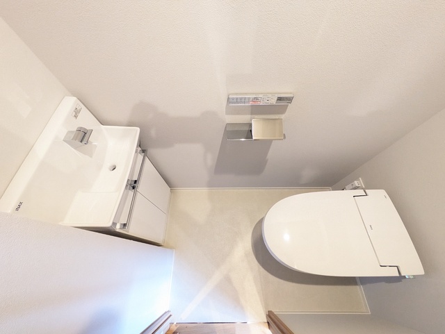 トイレ　嬉しい温水洗浄便座付き