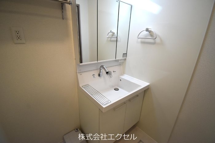 洗面設備　シャワー付き洗面台です。