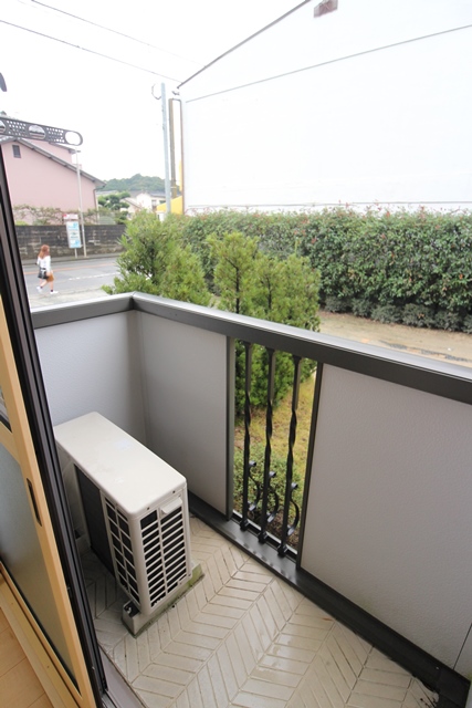 バルコニー　暖かな日差しのふりそそぐバルコニー