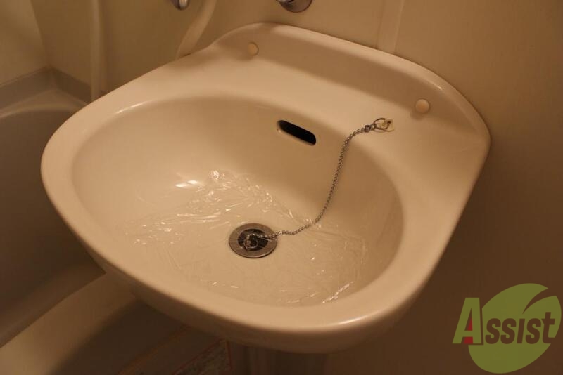 洗面設備　レトロな洗面台、飾り付け次第でおしゃれに変身