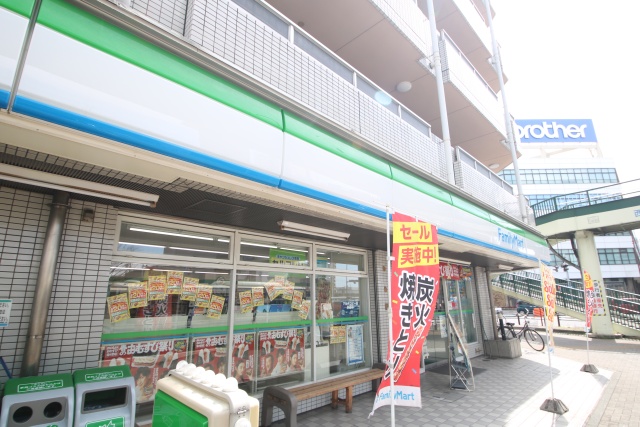 コンビニ　ファミリーマート　堀田駅前店（コンビニ）まで400m