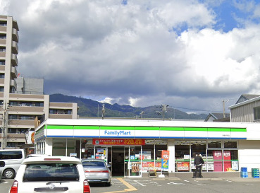 コンビニ　ファミリーマート 御影塚町店（コンビニ）まで412m