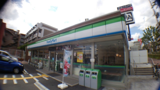 コンビニ　ファミリーマート吹田上山手町店（コンビニ）まで410m
