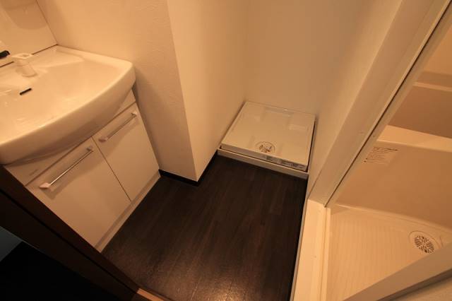 洗面設備　同物件の他号室の写真になります。