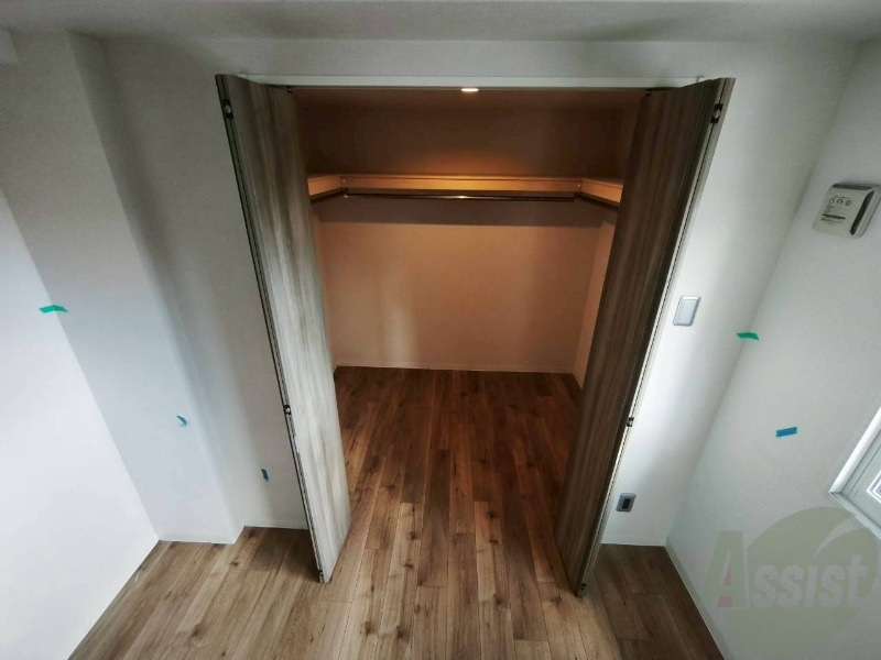 収納　こちらの収納にはハンガーをかけて服もしまえますね。