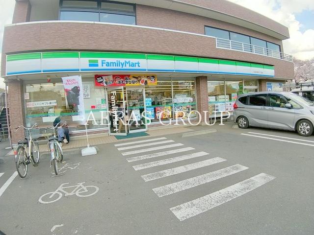 コンビニ　ファミリーマート 小金井桜町三丁目店（コンビニ）まで320m