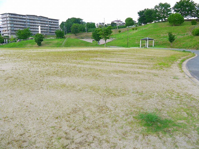 公園　中登美ヶ丘近隣公園（公園）まで864m