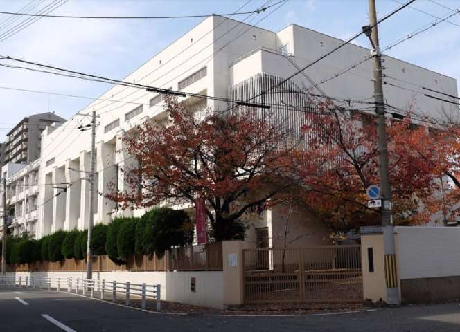 中学校　八阪中学校（中学校）まで282m