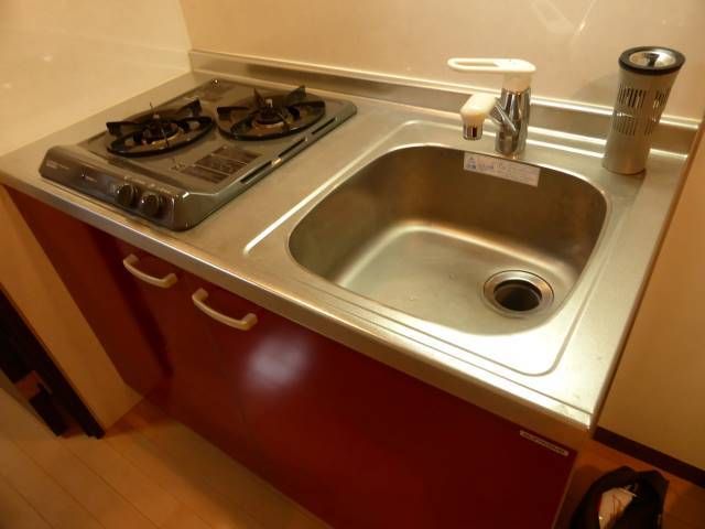 キッチン　※反転タイプ、別部屋写真使用。