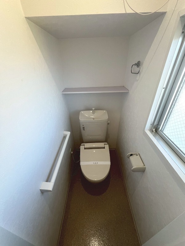 トイレ　※掲載写真は、同タイプの別部屋写真です。