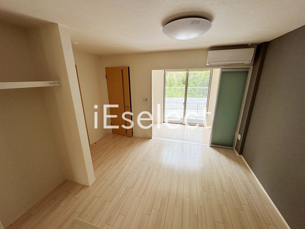 居室・リビング　アクセントクロスがおしゃれなリビングです