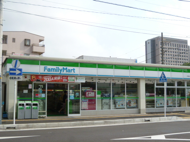 コンビニ　ファミリーマート（コンビニ）まで770m