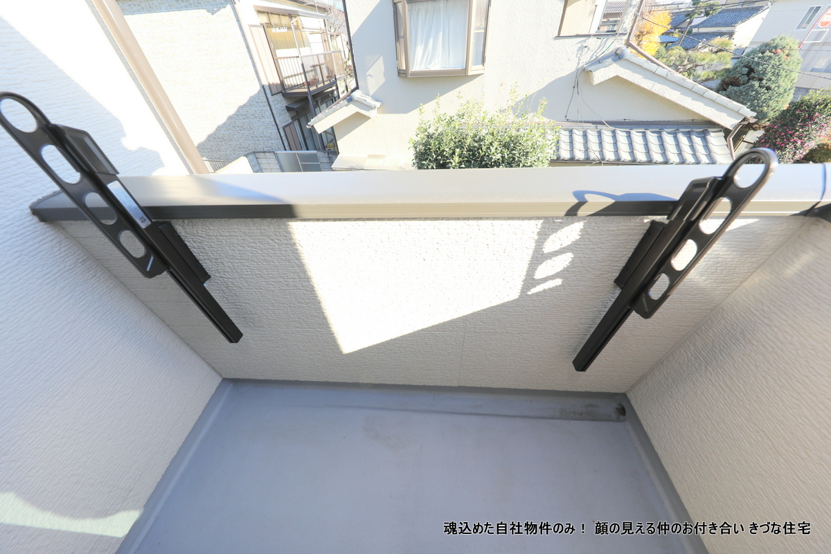 バルコニー　陽当たりの良い南西側にあります。