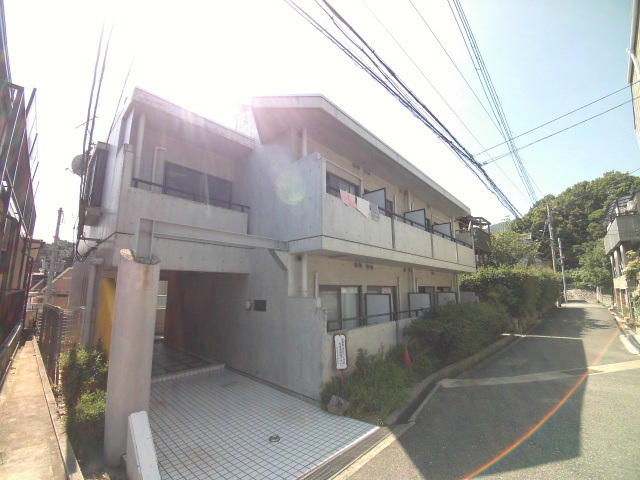 建物外観　コンクリート打ちっぱなしのマンションです