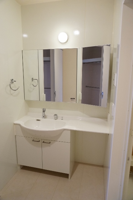 洗面設備　独立洗面台完備で朝の支度も楽になります。