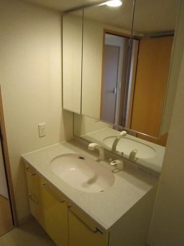 洗面設備　女性にうれしいシャンプードレッサーと三面鏡