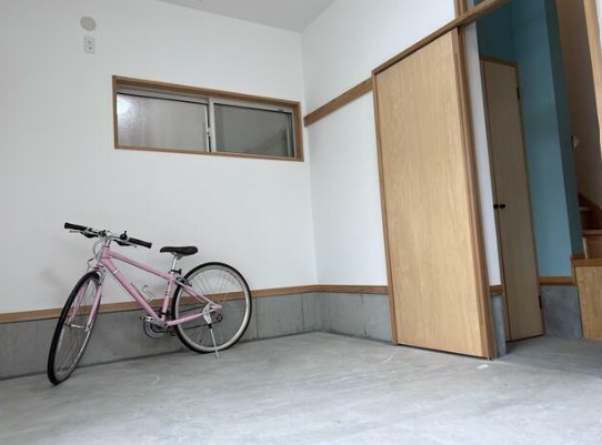 玄関　画像にある自転車・家具類はついておりません。イメージです。