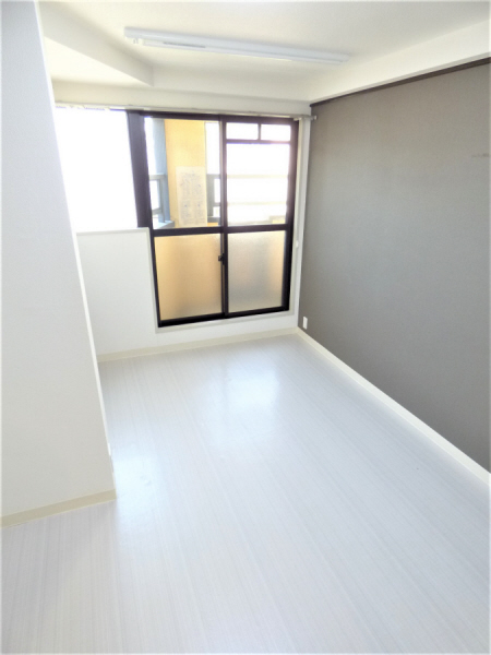 居室・リビング　アクセントクロスがオシャレな洋室