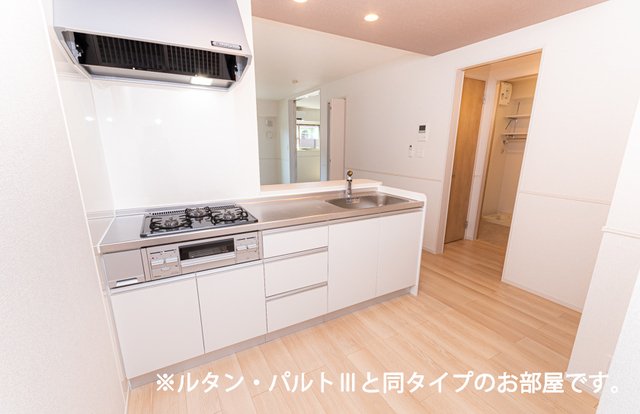 キッチン　浄水器あり、３口コンロで料理好きにもおすすめ☆