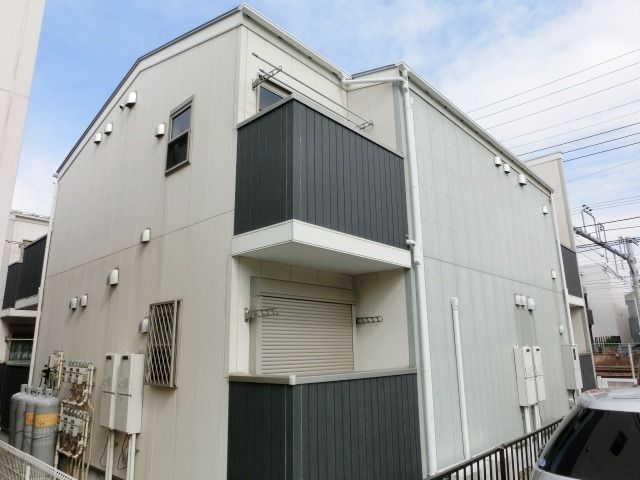 建物外観　目の前駐車場で日当たり良好