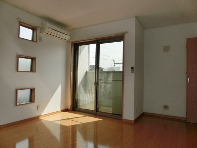 居室・リビング　おしゃれな採光窓がございます