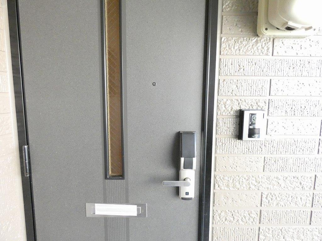 玄関　※202号室の写真です