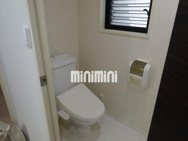 トイレ　小窓のあるウォシュレット付きのトイレ