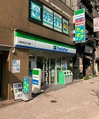 コンビニ　ファミリーマート 西新宿五丁目駅前店（コンビニ）まで133m