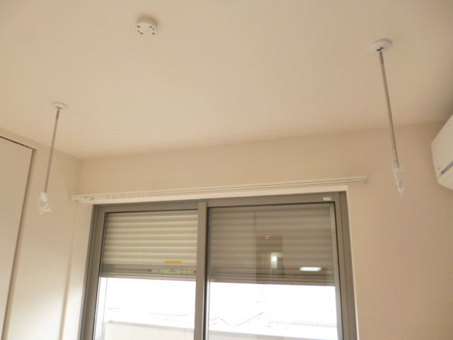 その他設備　防犯シャッター、室内物干しフック
