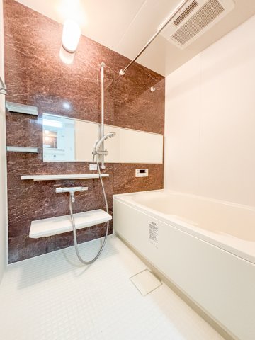 バス・シャワールーム　追い焚き・浴室乾燥機付きのお風呂です♪