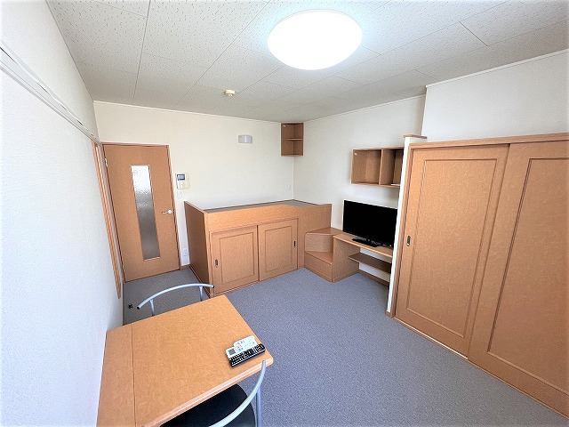 居室・リビング　1Fフローリング２Ｆ絨毯　設備・仕様が異なる場合がございます