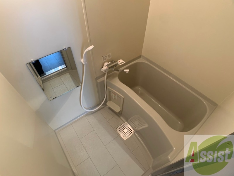 バス・シャワールーム　バスルームは狭すぎず、シャワーも浴びやすそうです。