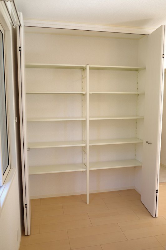 収納　キッチンにパントリー収納有