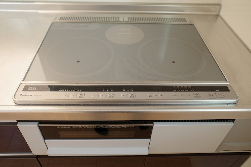 キッチン　IH２口・ラジエントヒーター１口・魚焼きグリル