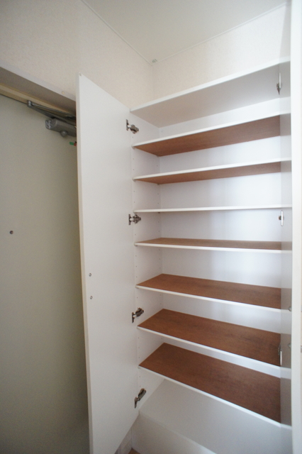 玄関　玄関には大きな下駄箱があるのでいつでもスッキリ片付きます！