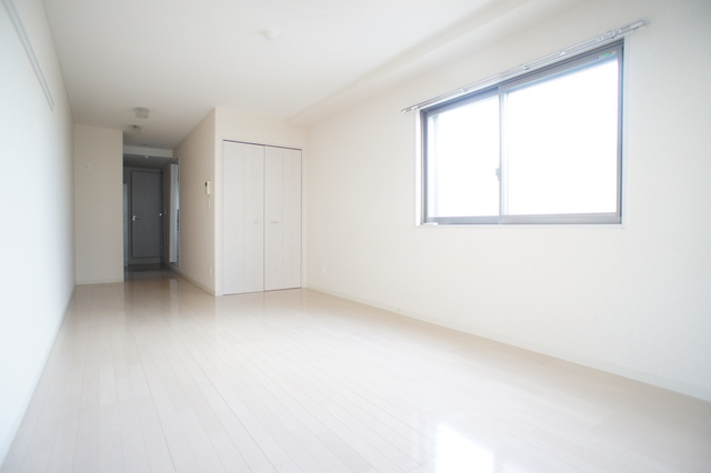 その他部屋・スペース　明るい色合いのフローリングが優しい雰囲気の室内です☆