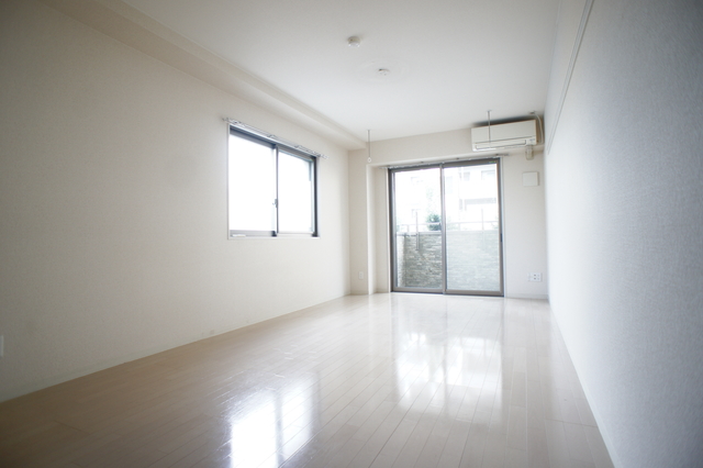 居室・リビング　２面採光なので、暖かな日差しが注ぐ明るいお部屋です♪