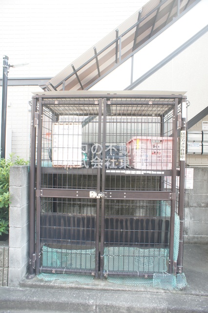 その他共有部分　敷地内にゴミ置き場があるので、朝の忙しいときに便利ですね☆